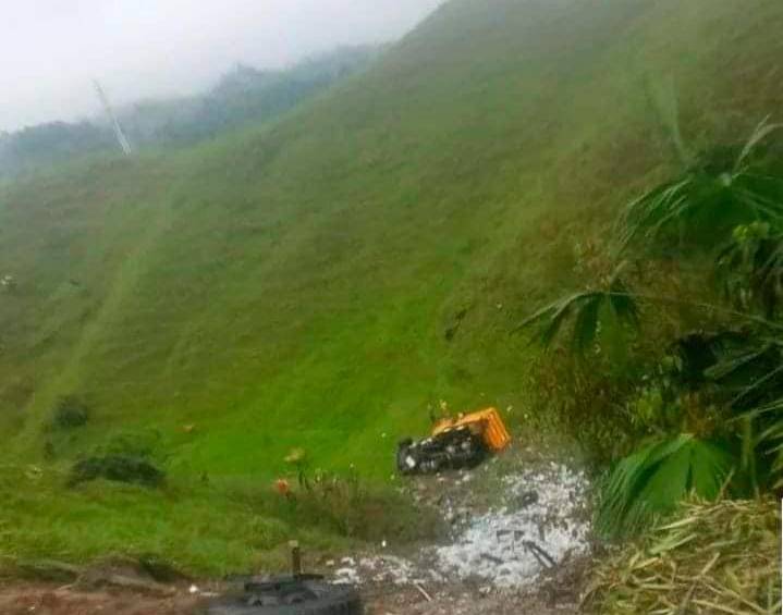 Por este abismo rodó la volqueta que transportaba mármol hacia la autopista Medellín-Bogotá. FOTO: CORTESÍA