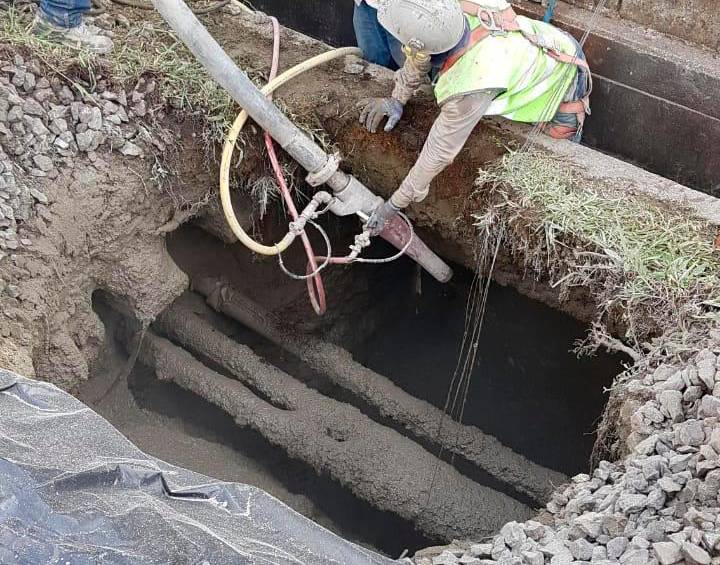 Así se hizo el vaciado de concreto sobre la socavación. FOTO: METRO DE MEDELLÍN