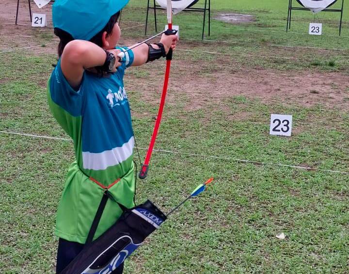 Arriba Jerónimo en competencia, abajo junto a su técnico César Echavarría. FOTOS cortesía inder medellín 