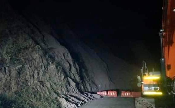 Este es el punto del deslizamiento, que se calcula en 15.000 m3 de tierra y piedras sobre la vía, a la altura de Uramita. FOTO CORTESÍA AUTOPISTAS URABÁ