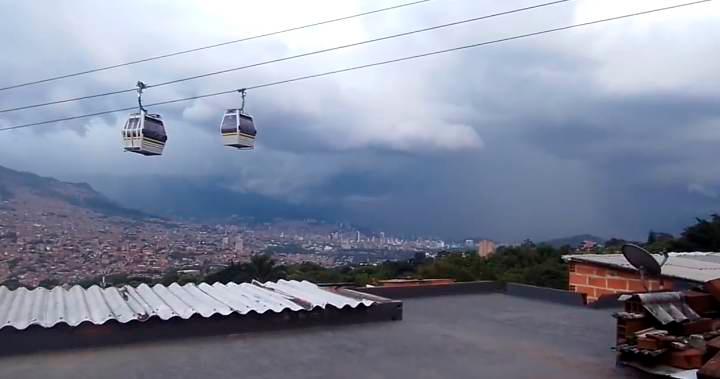 Las malas condiciones climáticas obligaron a parar temporalmente varias líneas del metrocable. IMAGEN TOMADA DE VIDEO