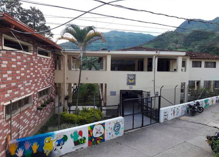 En la IE Cocorná se trabaja bajo un ambiente tenso y no apto para la enseñanza, denuncian los estudiantes. FOTO CORTESÍA