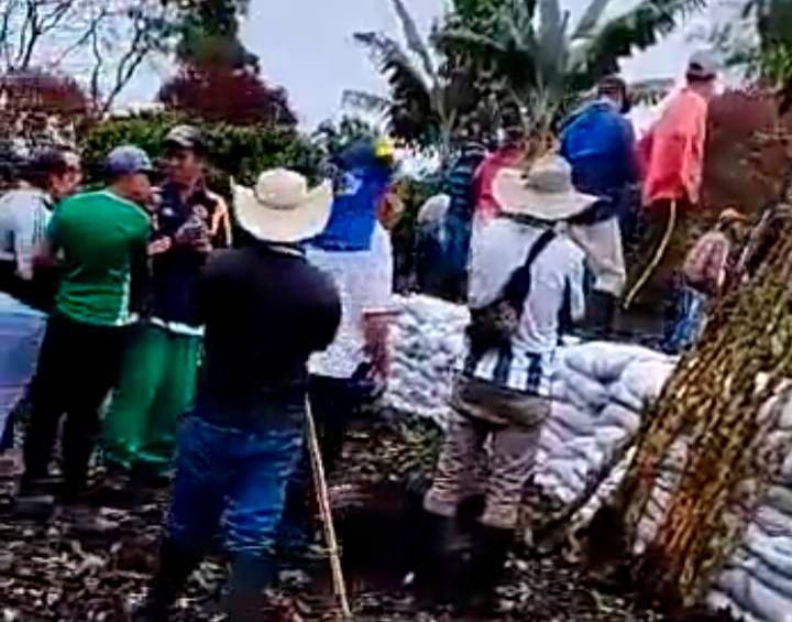 Campesinos de una vereda de Jericó bloquearon una actividad que realizaban empleados de la Anglo Gold Ashanti en un cafetal de un particular. IMAGEN TOMADA DE VIDEO