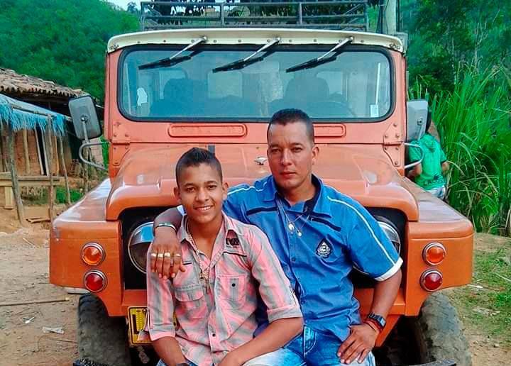 Yojan Stiven Atehortúa Pérez (izq.) y su hermano Adrián (der.) son investigados por un crimen del que el cabecilla disidente alias Primo Gay aceptó que fue realizado por el frente 36. FOTOS cortesía