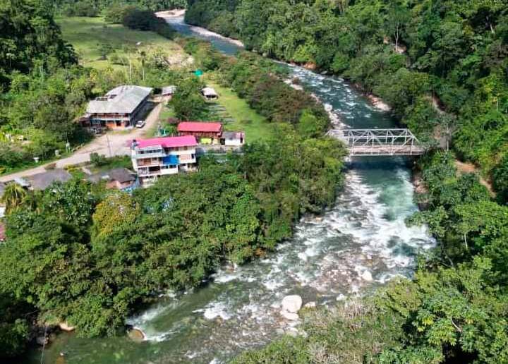 Los termales de agua magmática son un espectáculo único en el departamento. Se ubican en la vereda Puente Linda y se le atribuyen propiedades curativas. FOTO cortesía
