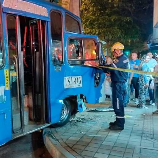 Por el fuerte impacto esta buseta terminó estrellándose contra un poste. FOTO: Cortesía Dagrd.