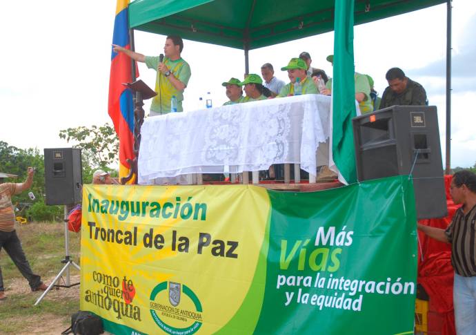 El 30/12/2007 Aníbal encabezó en Caucasia, el acto de inauguración de la Troncal de La Paz. Foto Cortesía