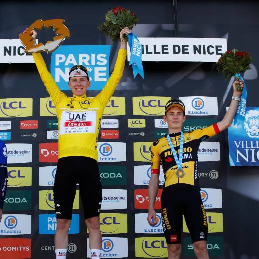 El festejo de Tadej Pogacar en el podio de la París-Niza, junto al danés Jonas Venegaard y el francés David Gaudu. FOTO <b>EFE</b>