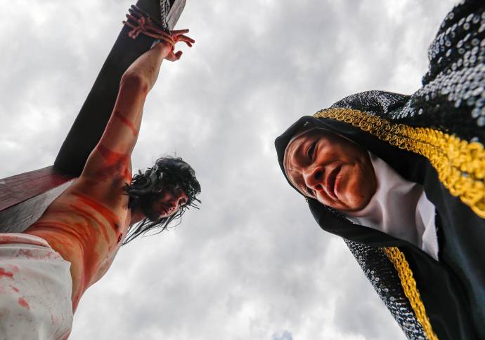 María llora ante su hijo recién crucificado, una escena del Viacrucis en vivo Villa del Socorro. Foto: Manuel Saldarriaga Quintero.