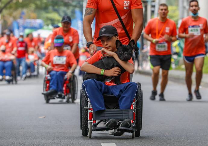 En la carrera participaron grupos de familiares, amigos, deportistas y personas con movilidad reducida. Foto: Manuel Saldarriaga Quintero.