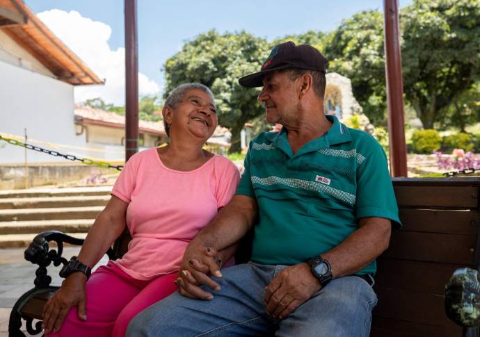 Ella con 72 años y Él con 62 años, edades en las que muchos consideran que ya es tarde para enamorarse, el amor los flechó hasta llevarlos al altar. Foto: Camilo Suárez.