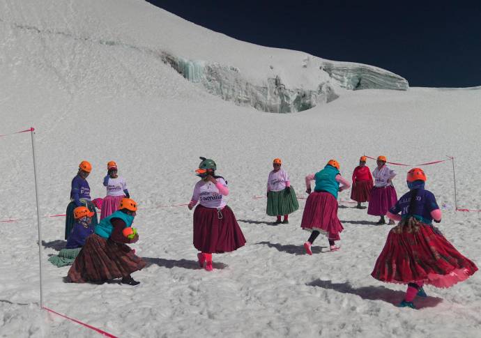 Ellas escalaron el cerro Huayna Potosí en La Paz, una cima que está a 6.000 metros sobre el nivel del mar (msnm) y hasta jugaron un partido de fútbol. Foto: AFP