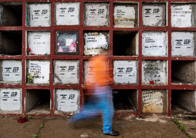 Los cuerpos no identificados eran adoptados por la comunidad, que les rezaba y hasta les pedía favores. Foto: Jaime Pérez