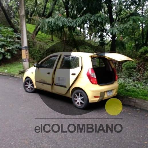 El hallazgo del cuerpo sin vida se hizo luego de que reportaran que un taxi estaba abandonado en un sector de El Poblado. FOTOS EL COLOMBIANO