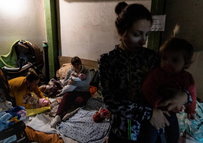 Según reporte de la ACNUR en pocos días, esta situación podría convertirse en la mayor crisis de refugiados de Europa en lo que va de siglo. Las madres atienden a sus bebés que están bajo tratamiento médico en el refugio antibombas de la sala pediátrica del Hospital Infantil Okhmatdyt. Foto: Getty