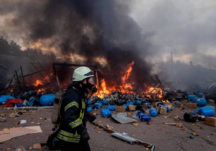 Bomberos ucranianos lidian diariamente con los incendios que dejan los ataques con misiles. Foto Getty