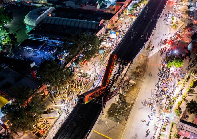Un auto que estaba varado debajo del puente habría quedado atrapado por el desplome de los vagones. Foto GettyImages
