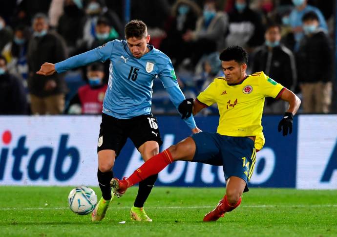 Luis Díaz de Colombia y Valverde de Uruguay en un pasaje del juego.