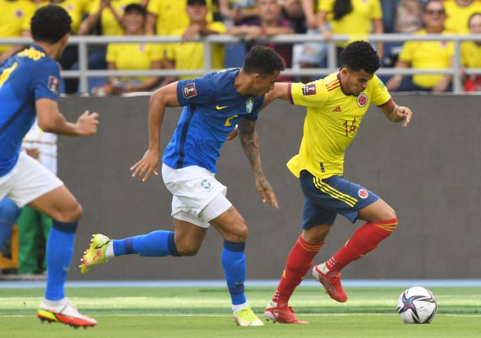 El guajiro Luis Díaz lo intentó pero tuvo una marca férrea en todo el campo. Foto: AFP
