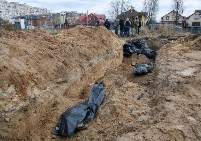 En las fosas halladas en Bucha, cerca de Kiev, se han contabilizado centenares de civiles muertos, algunos con signo de tortura. Foto: GETTY