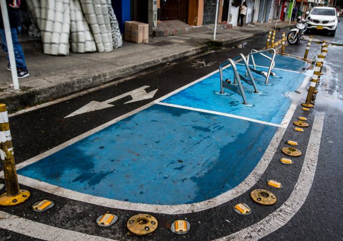 La avenida Guayabal, es una de la mas afectada con los destrozos y desapariciones de estos hitos. y como si fuera poco acabaron con los parqueadero de bicicletas. FOTO: JULIO CÉSAR HERRERA