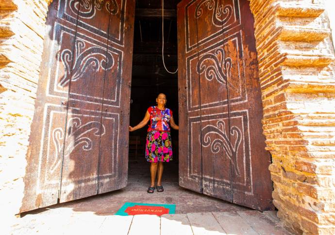 Doña Morelia Luna es la guardiana de las llaves de la iglesia, tal como fue su padre. FOTO CARLOS VELÁSQUEZ