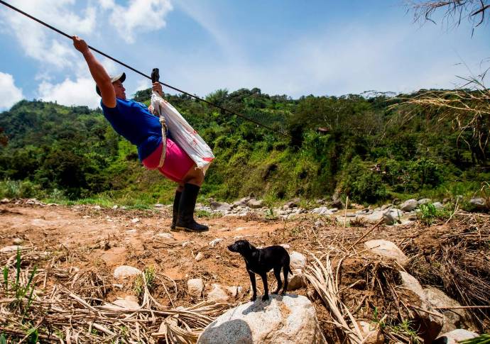 En el oriente Antioqueño desde hace 16 años, cerca de 10 familias deben hacer esta osada actividad de manera cotidiana para cruzar el río Tafetanes. FOTO JULIO CÉSAR HERRERA
