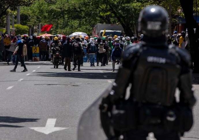 Se presentaron algunas confrontaciones entre el Esmad y algunos manifestantes. FOTO: Carlos Velásquez