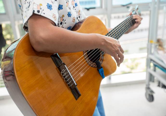 La musicoterapia hospitalaria puede generar cambios fisiológicos, como la disminución del dolor y la regulación cardiaca. Foto: Camilo Suárez