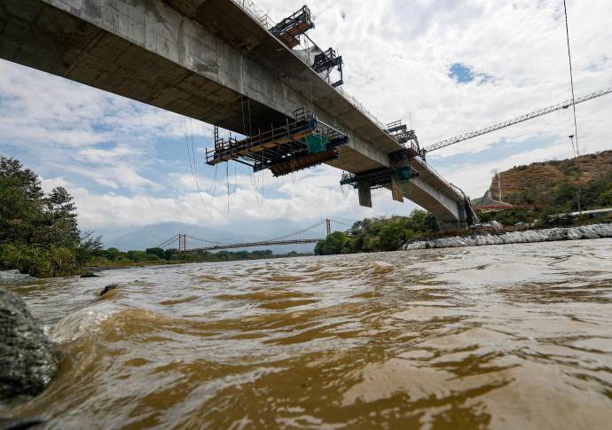 La estructura reemplazará al Puente Amarillo o Paso Real, inaugurado en 1965 y obra del ingeniero Juan de Dios Higuita. Foto: Manuel Saldarriaga Quintero.