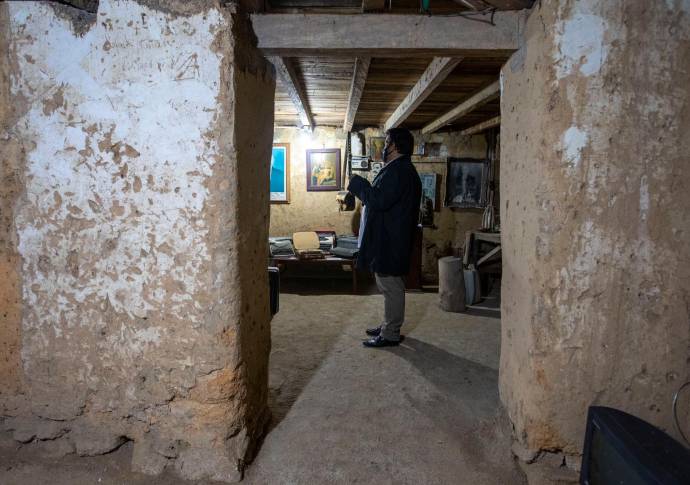 La casa sigue en pie y mira de frente a la iglesia donde se apretuja la gente cada fin de semana para ver los restos del padre Marianito.