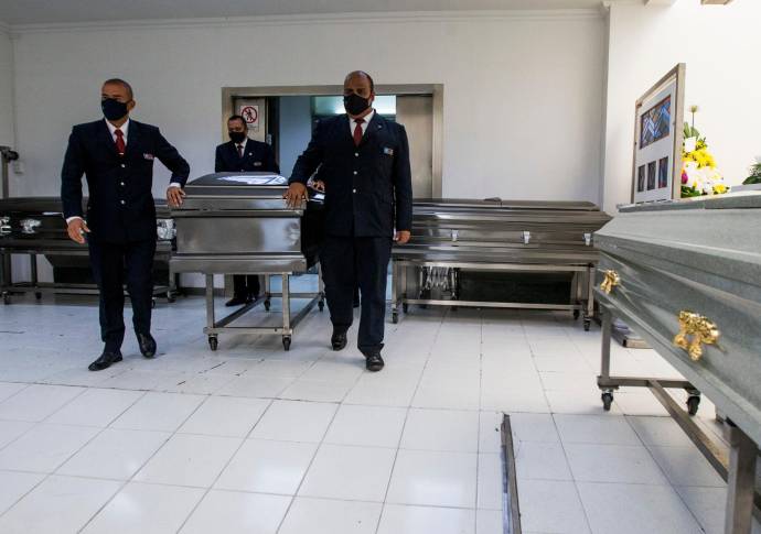 Los rituales de velación y cremación se cumplen bajo estrictas medidas de bioseguridad que deben cumplir las funerarias y los familiares de los difuntos. Foto Julio César Herrera