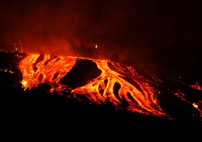 La lava comienza su recorrido por la ladera de la montaña. FOTO. GETTY