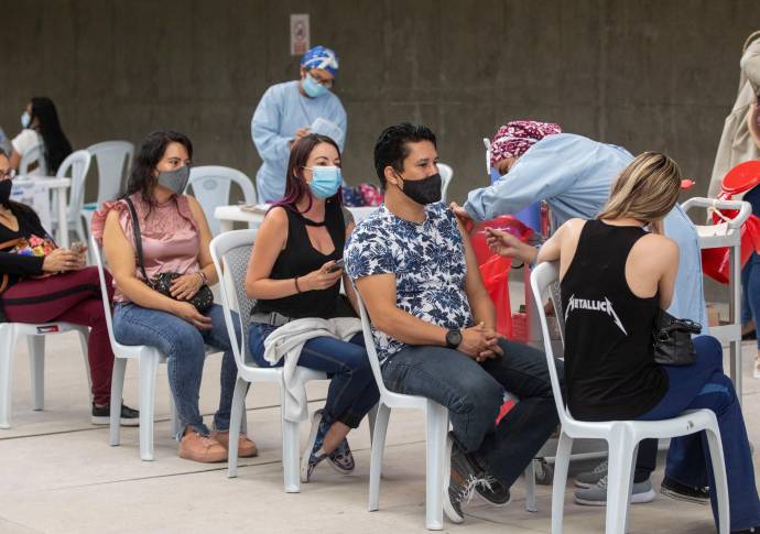 Con el inicio de la IV etapa de vacunación, se están atendiendo a los ciudadanos en general de 40 años en adelante. Foto: Edwin Bustamante