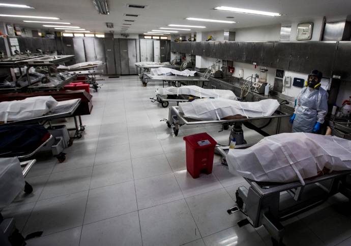 En recintos como este, la funeraria San Vicente almacena los cuerpos de los fallecidos mientras se descongestionan los hornos de crematorios. Foto Julio César Herrera 