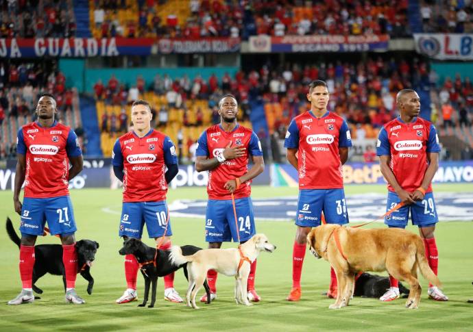 Los jugadores posaron en compañía de los perros, antes del pitazo inicial del partido contra Envigado valido por la jornada 13 de la Liga BetPlay II. Foto Donaldo Zuluaga