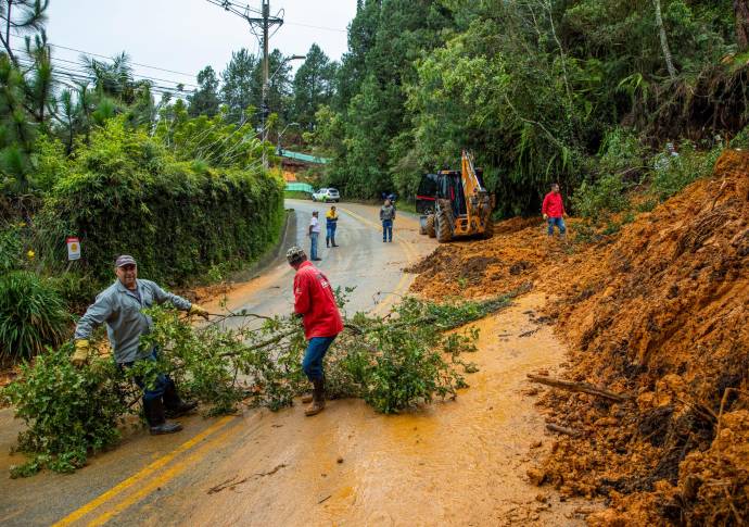 Un deslizamiento, debido a la saturación del suelo por las altas precipitaciones, tiene afectadas las operaciones de la vía que conduce a El Escobero, en el municipio de Envigado. Foto: Carlos Velásquez