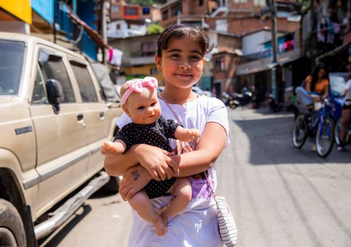 Algunas niñas mostraron con alegría las tradicionales muñecas que les regalaron en la noche de Navidad. Foto: Carlos Velásquez
