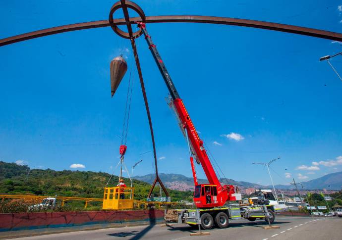 La estructura tiene seis metros de largo, dos de ancho y pesa 800 kilos. Foto: Esneyder Gutiérrez