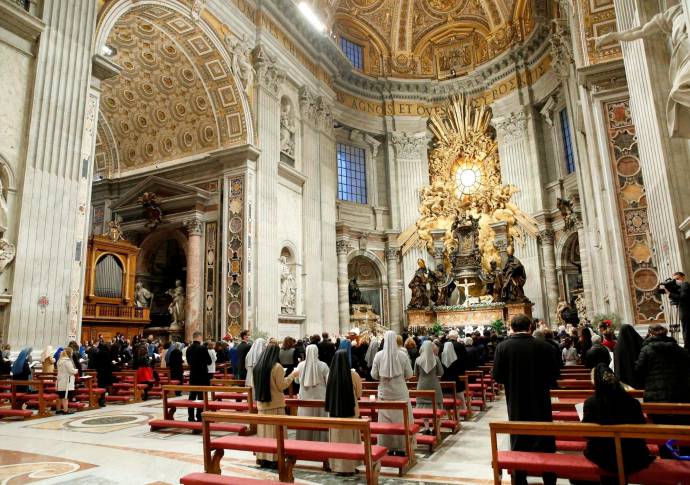En la Basílica de San Pedro asistieron al rededor de 200 personas entre Cardenales, Obispos y Monjas. Foto: EFE