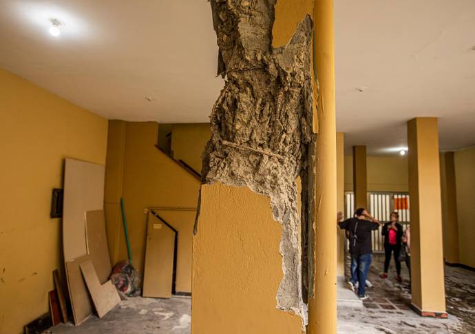 La columna cedió y sacudió al edificio de más de 40 años. FOTO CARLOS VELÁSQUEZ