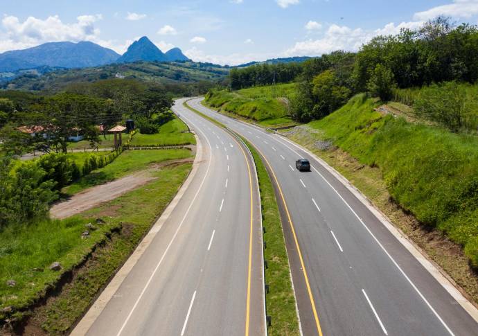 La nueva autopista tiene una longitud de 96,4 kilómetros, divididas en dos tramos: uno de vía rehabilitada entre La Pintada y Primavera (de 54 km) y otro de vía nueva, entre La Pintada y Bolombolo (de 42,4 km). Foto Manuel Saldarriaga