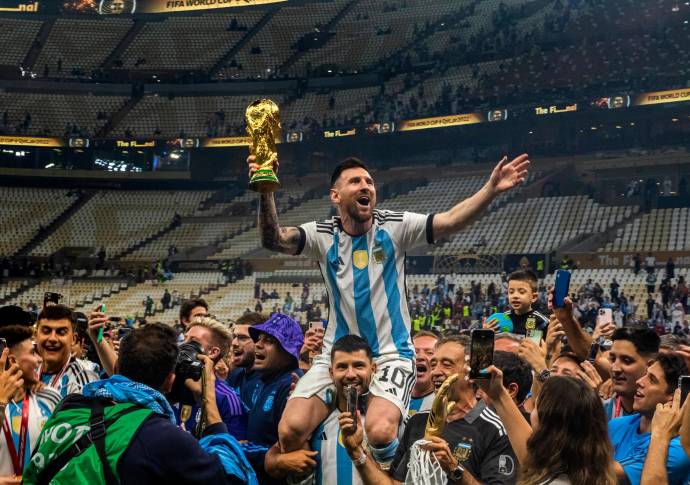 En Qatar, Messi por fin levanto el trofeo como campeón del Mundo. Foto: Juan Antonio Sánchez 