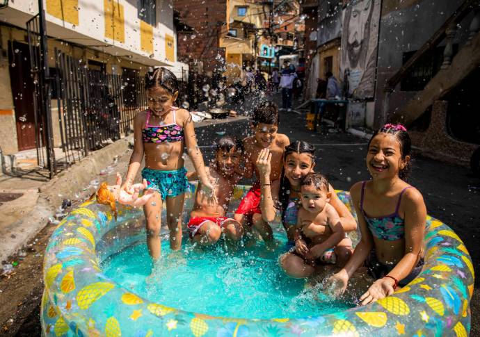 Una de las escenas más comunes en el recorrido que hizo EL COLOMBIANO fue niños disfrutando de sus piscinas inflables. Foto: Carlos Velásquez