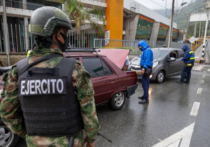 Las personas que no son residentes en la municipalidad son devueltos para evitar las aglomeraciones. Foto: Edwin Bustamante
