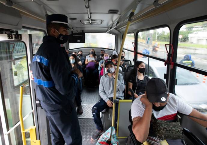 En los diferentes controles a la entrada del municipio, solo se permite el ingreso a los residentes. Foto: Edwin Bustamante