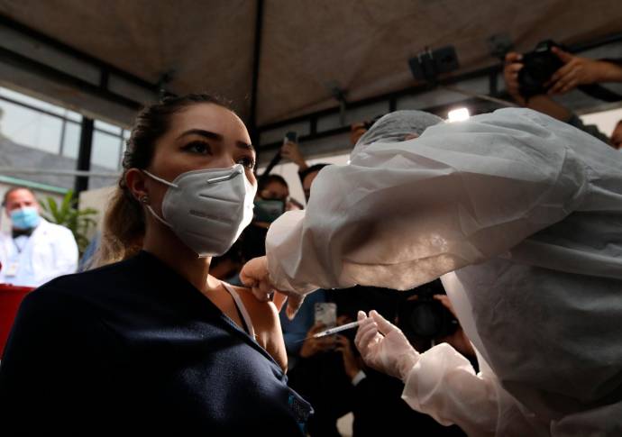 Jina Marcela Cataño Vélez, enfermera jefe de Unidad de Cuidados Intensivos, fue la primera persona en recibir la vacuna en Sabaneta. Foto: Edwin Bustamante.