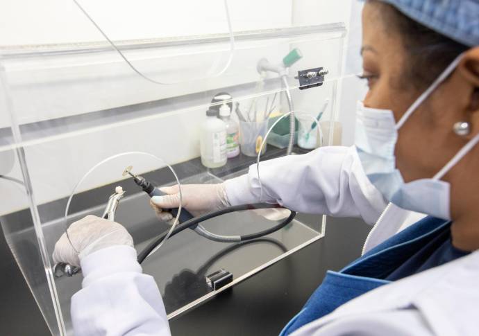 Entre las funciones de sus investigadores no solo está examinar huesos y dientes para conocer la identidad de cuerpos catalogados como NN, también analizar cabellos o gotitas de sangre para hacer seguimiento de pacientes con trasplantes o establecer filiaciones. Foto: Carlos Velásquez