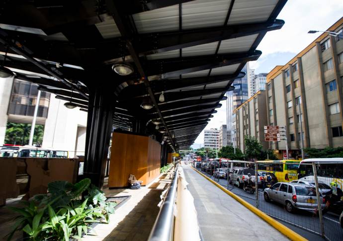 La troncal fortalecerá el funcionamiento y mejorara la eficiencia de la linea 2, los particulares, motos y otros vehículos que presten servicio publico deberán adaptarse a la reducción del espacio. FOTOS JULIO CÉSAR HERRERA