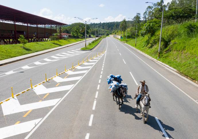 Este eje vial beneficiará a más de 175.000 personas y tendrá un impacto directo sobre los municipios de Caldas, Venecia, Tarso, Fredonia, Jericó, Támesis, Valparaíso, La Pintada y Santa Bárbara. Foto Manuel Saldarriaga